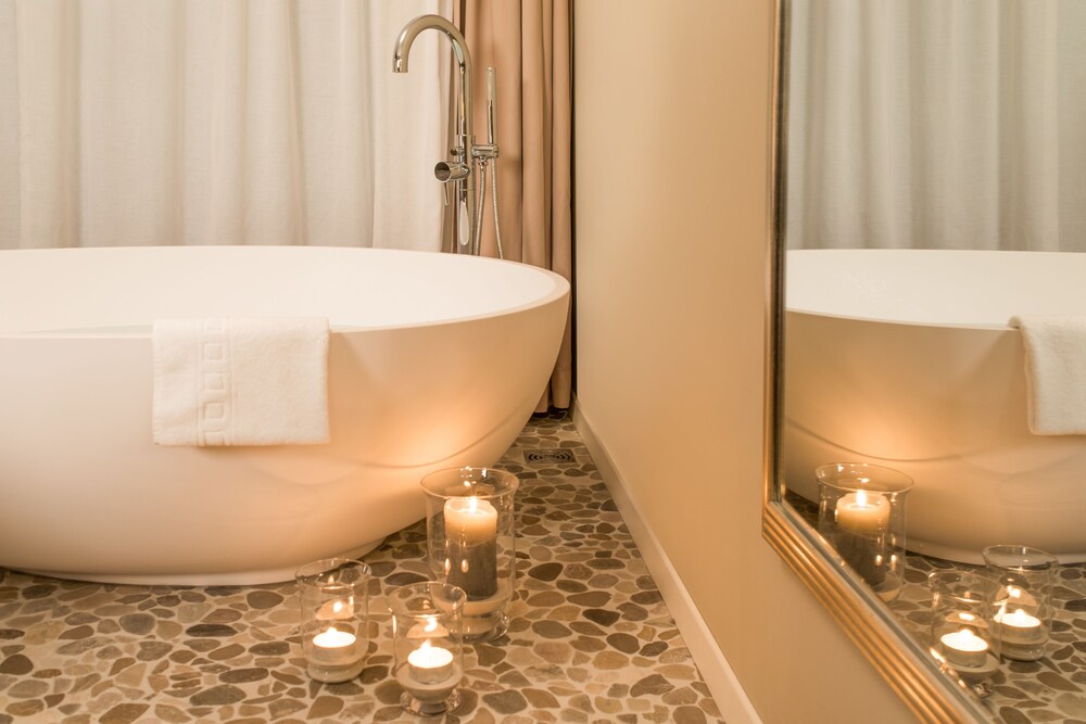 Deep Soaking Bathtub