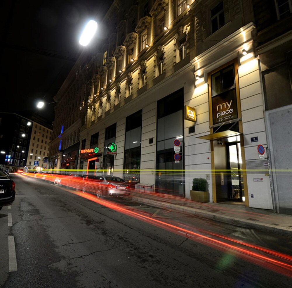 Hotelfassade am Abend/bei Nacht