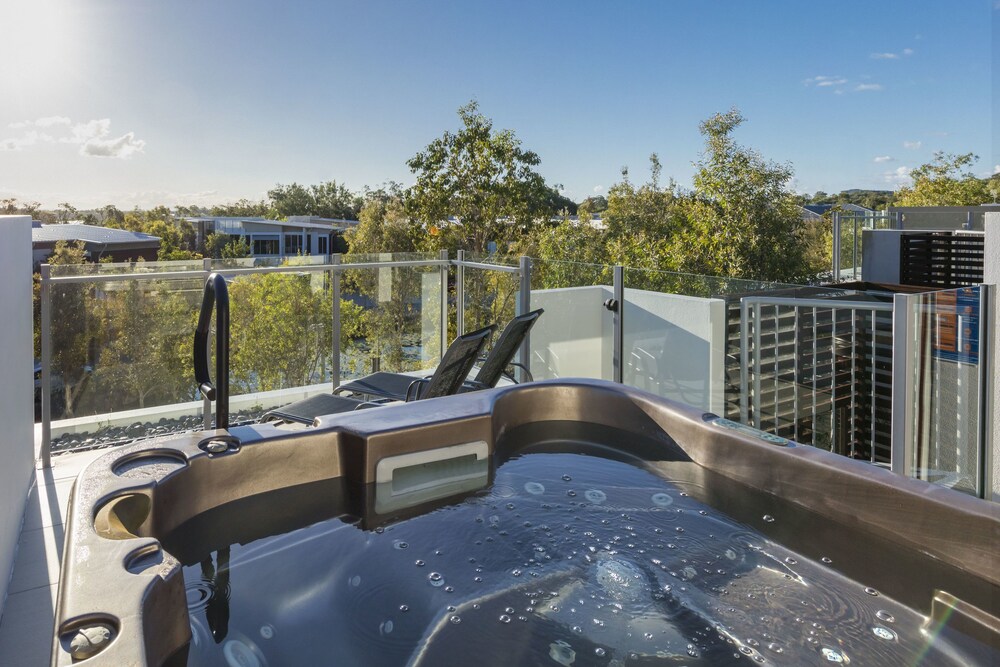 Three Bedroom Precinct Villa with Rooftop Spa - Jetted Tub
