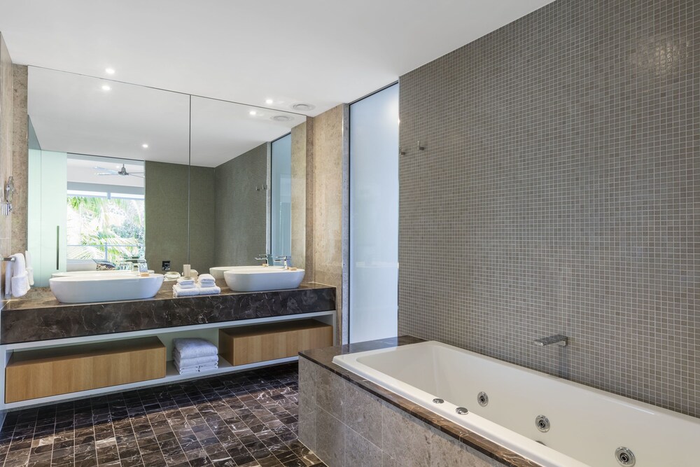 Enclave Luxury Villa - Bathroom
