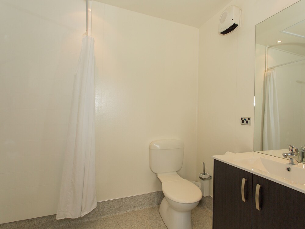 Studio Apartment - Bathroom