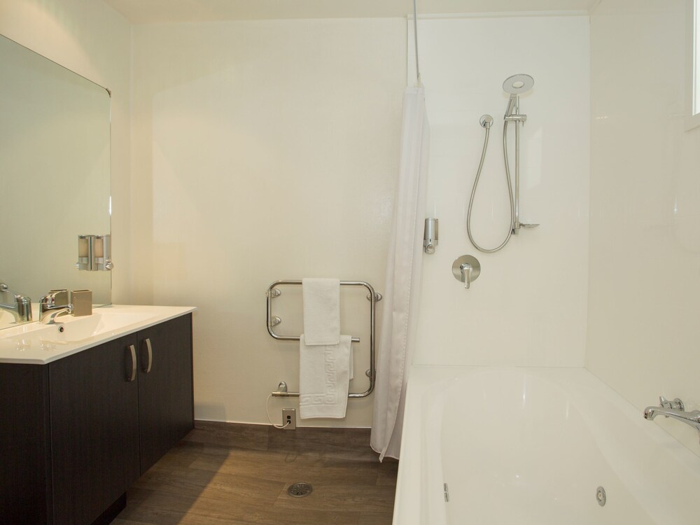 1 Bedroom Apartment - Bathroom