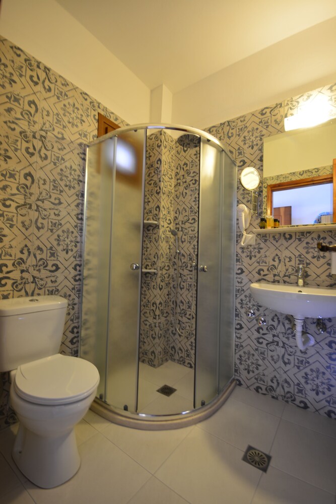 Standard Room - Bathroom