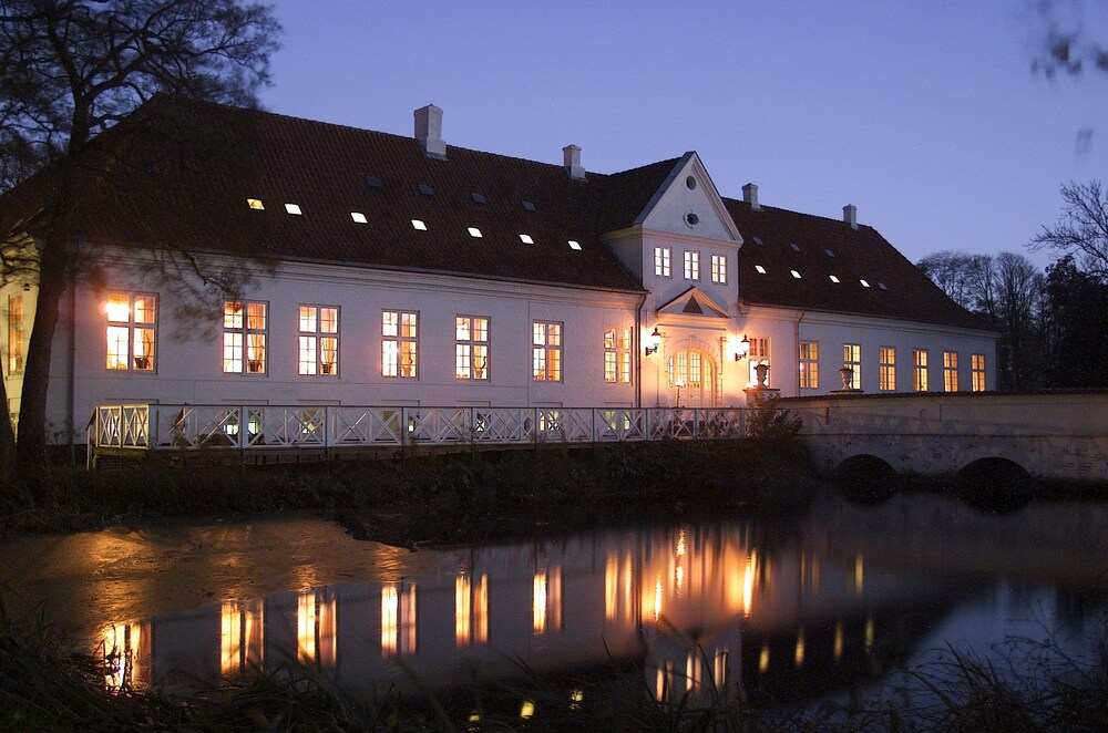 Hotellets facade - aften/nat