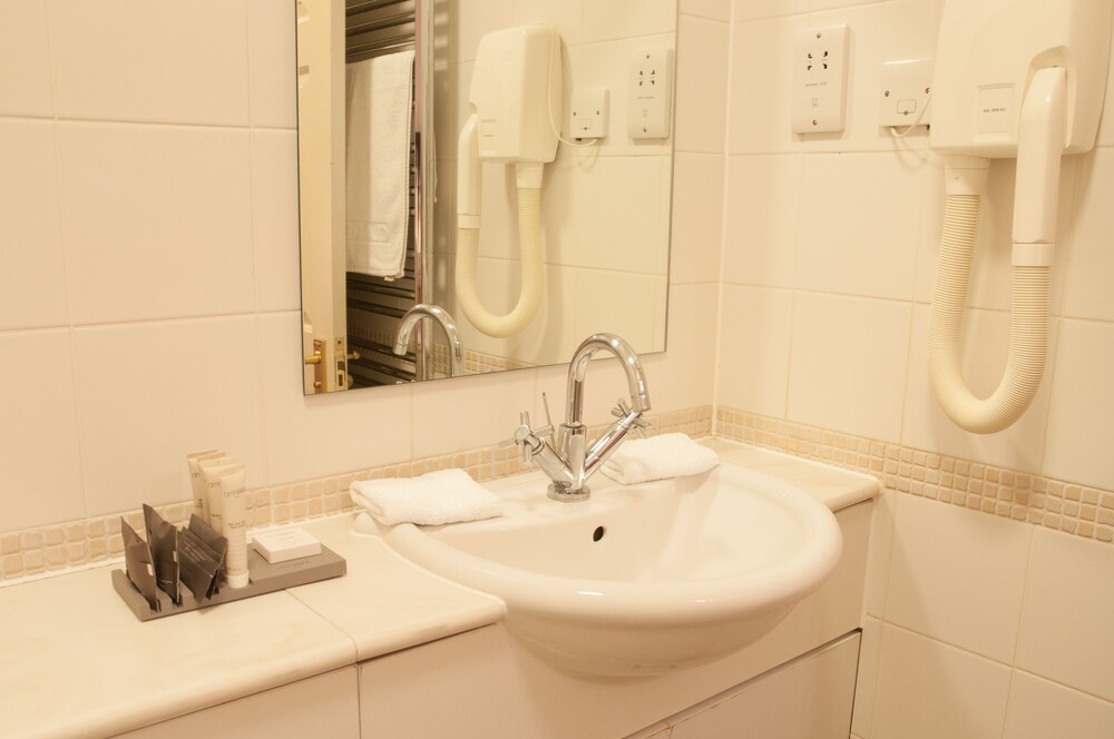 Apartment, 2 Bedrooms - Bathroom Sink