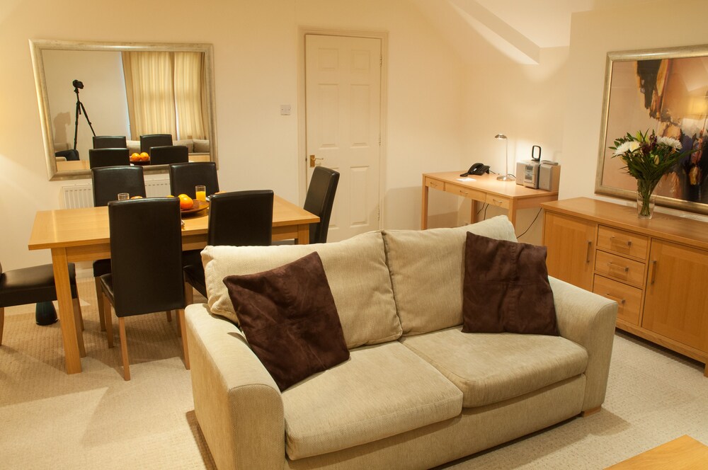 Apartment, 3 Bedrooms - Living Room