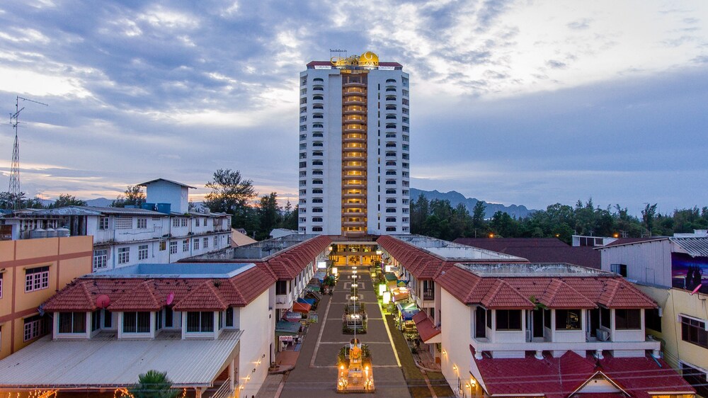 ด้านหน้าของโรงแรม - ช่วงเย็น/กลางคืน