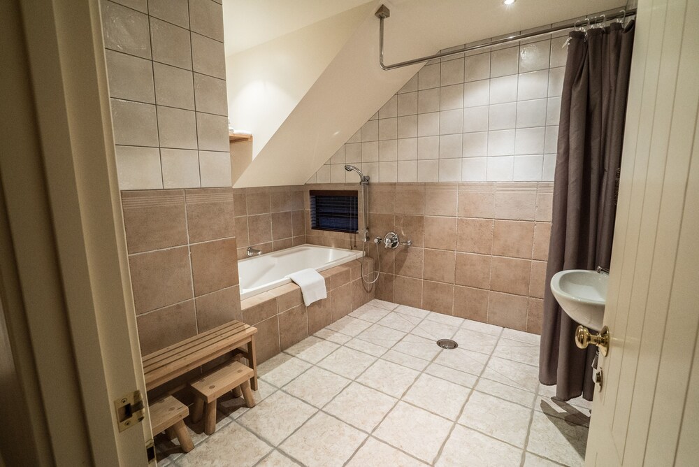 Pavilion Studio Apartment - Bathroom Amenities