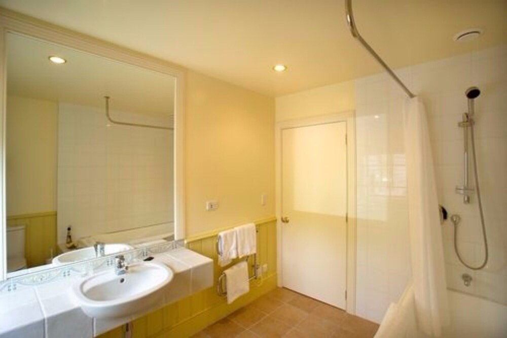 Wakatipu Two Bedroom Suite - Bathroom