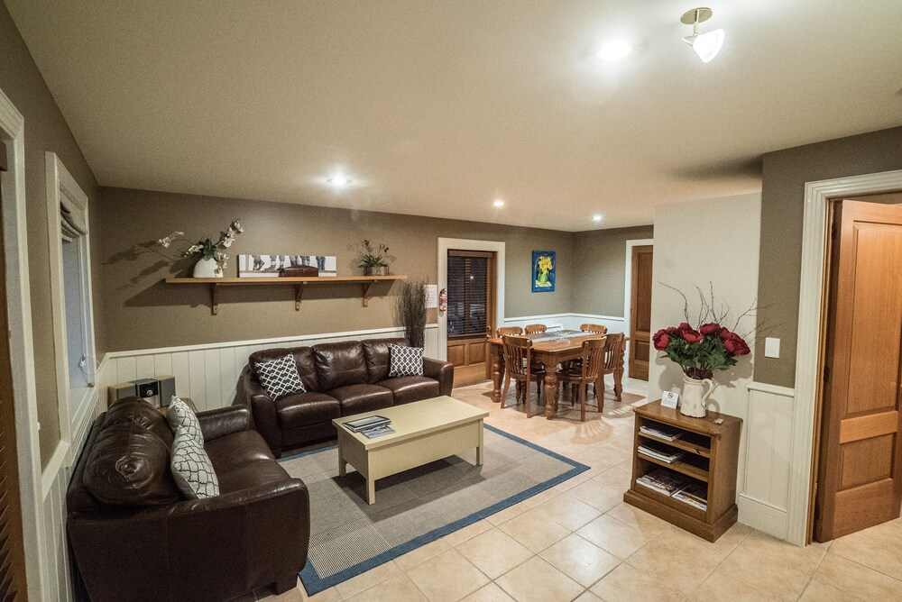 Wakatipu Two Bedroom Suite - Living Area