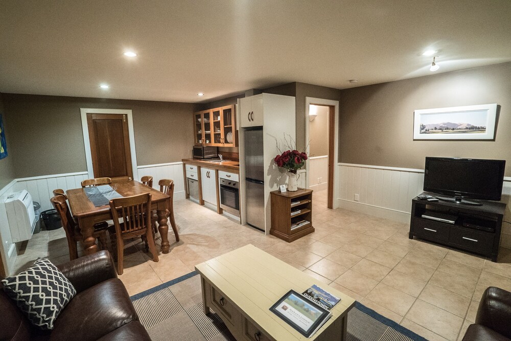 Wakatipu Two Bedroom Suite - Living Area