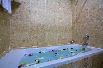 Deep Soaking Bathtub
