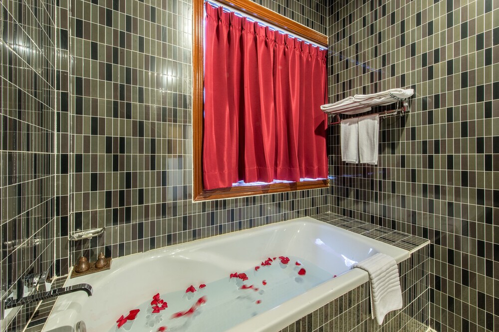 Deep Soaking Bathtub