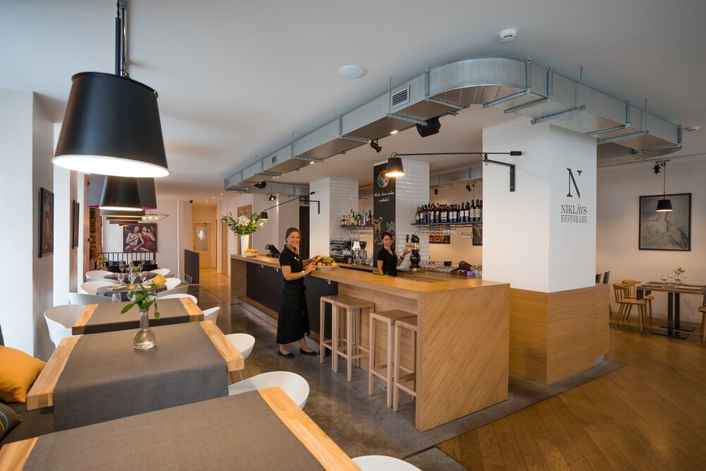 Hotel Bar