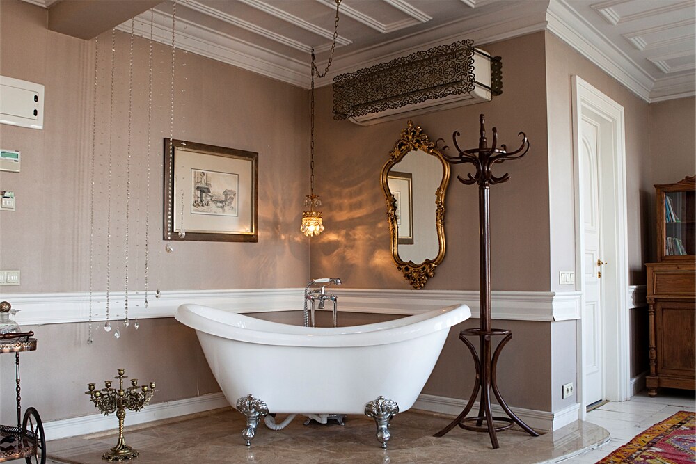 Deep Soaking Bathtub