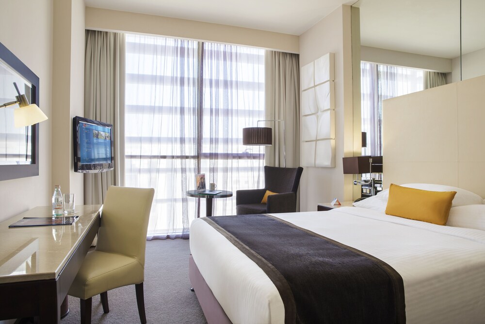 Centro Room Queen Bed - Guestroom