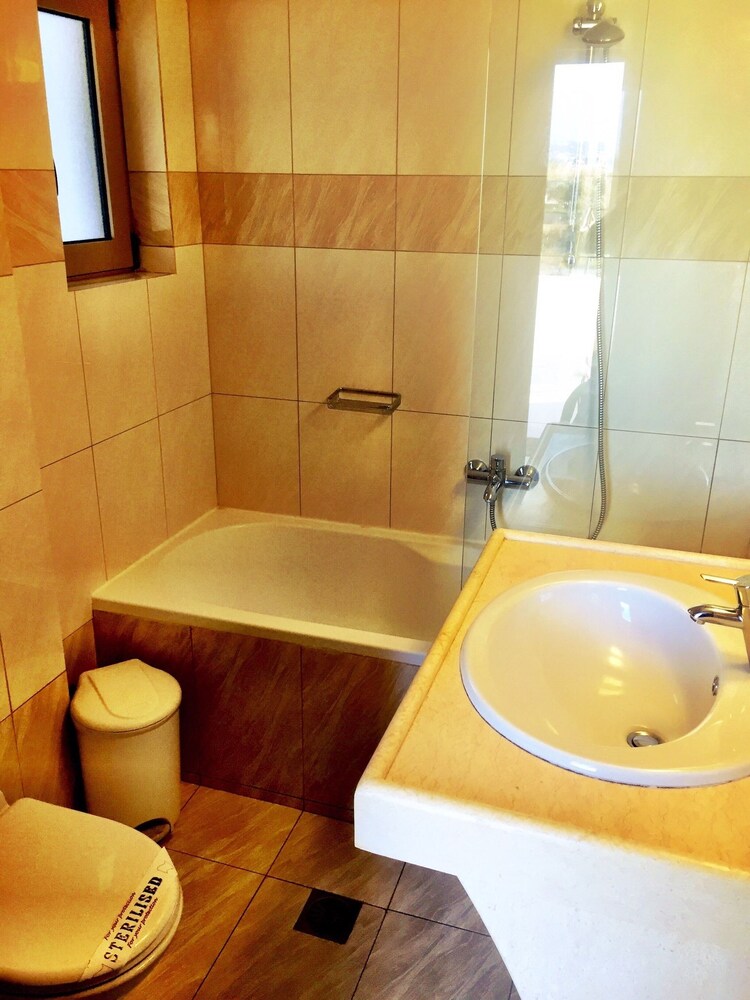 Family Apartment - Bathroom Sink