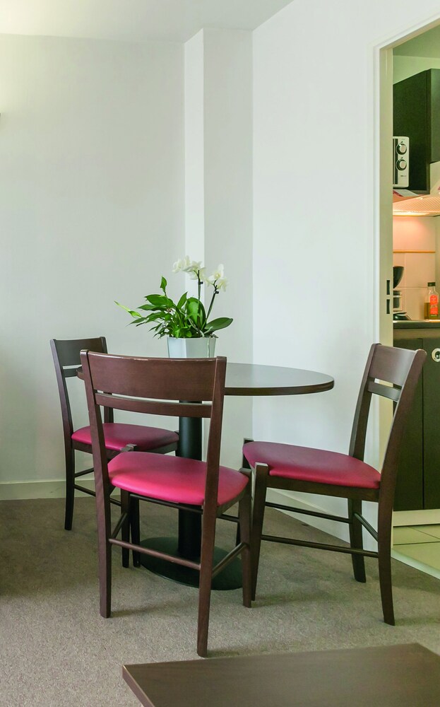 Family Apartment - In-Room Dining