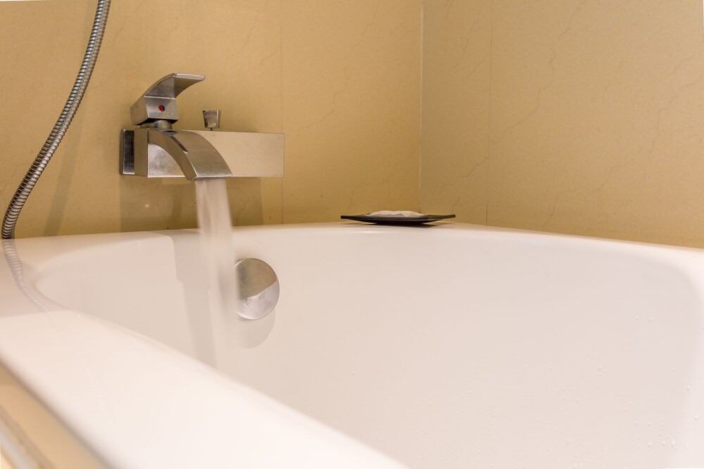 Deep Soaking Bathtub