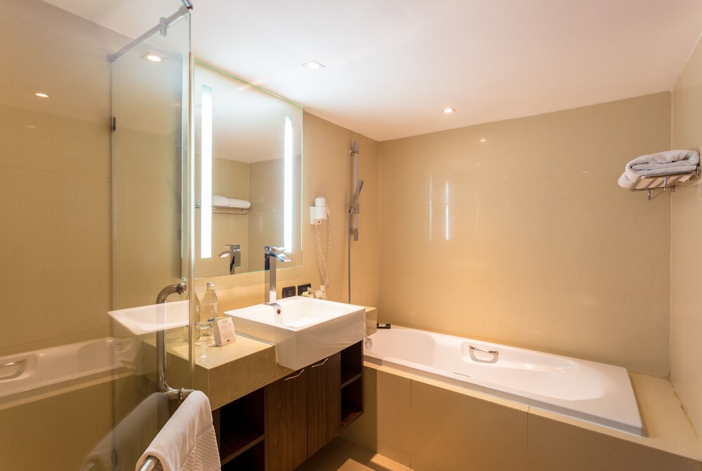 Deep Soaking Bathtub