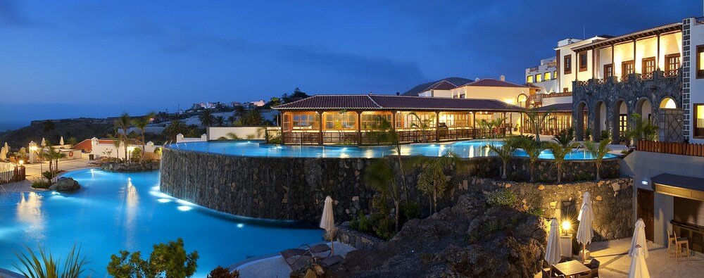Fachada del hotel de noche