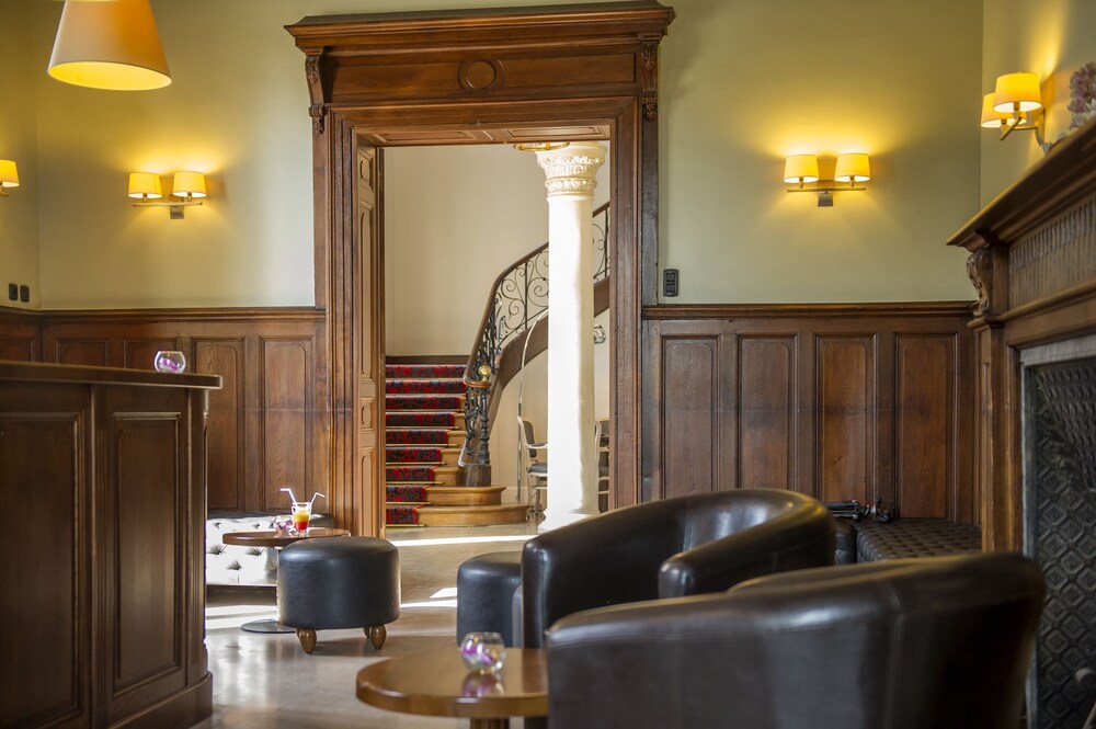 Hotel Lounge