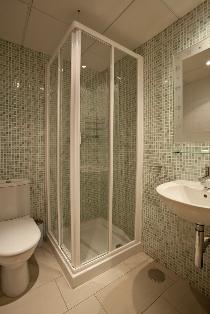 Standard Apartment, 2 Bedrooms - Bathroom Shower