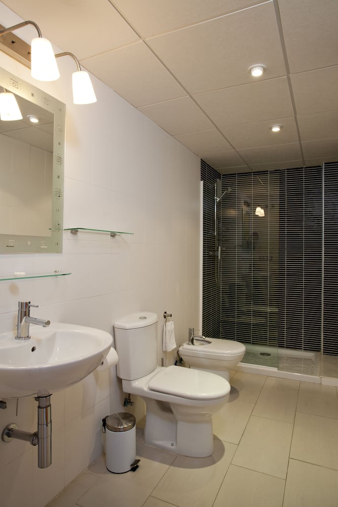 Standard Apartment, 1 Bedroom - Bathroom Shower
