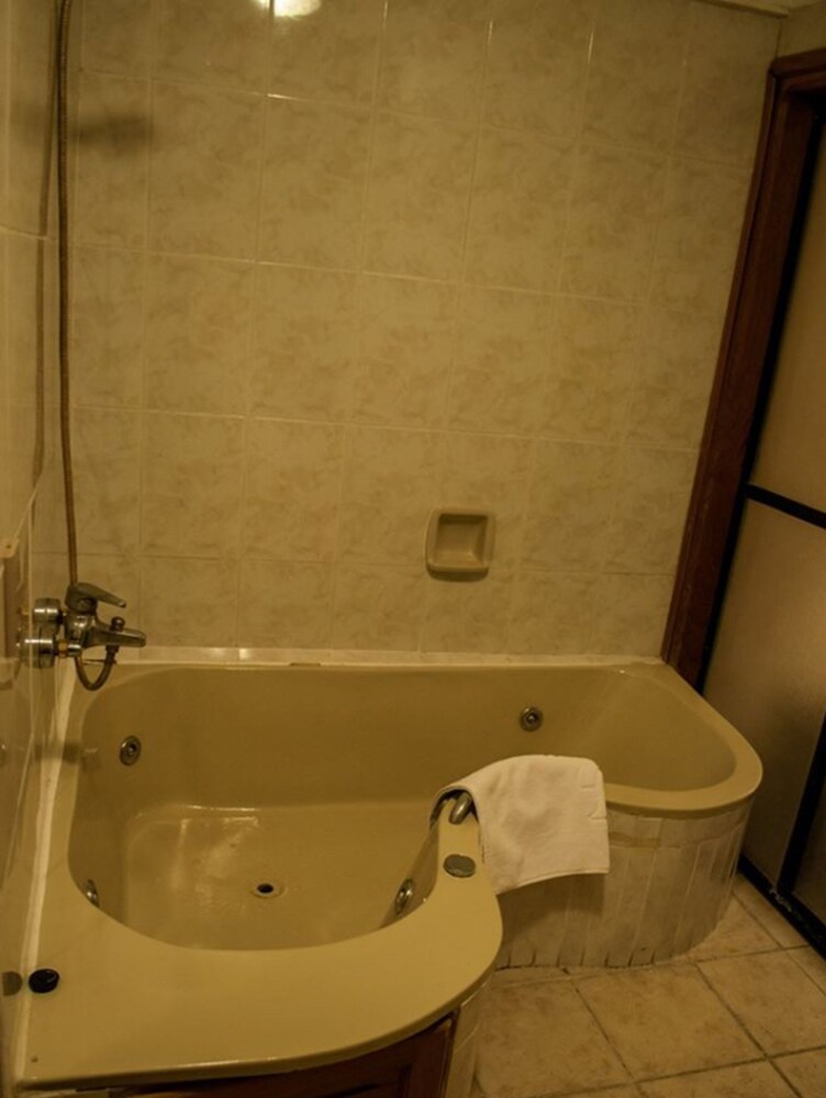 Deep Soaking Bathtub