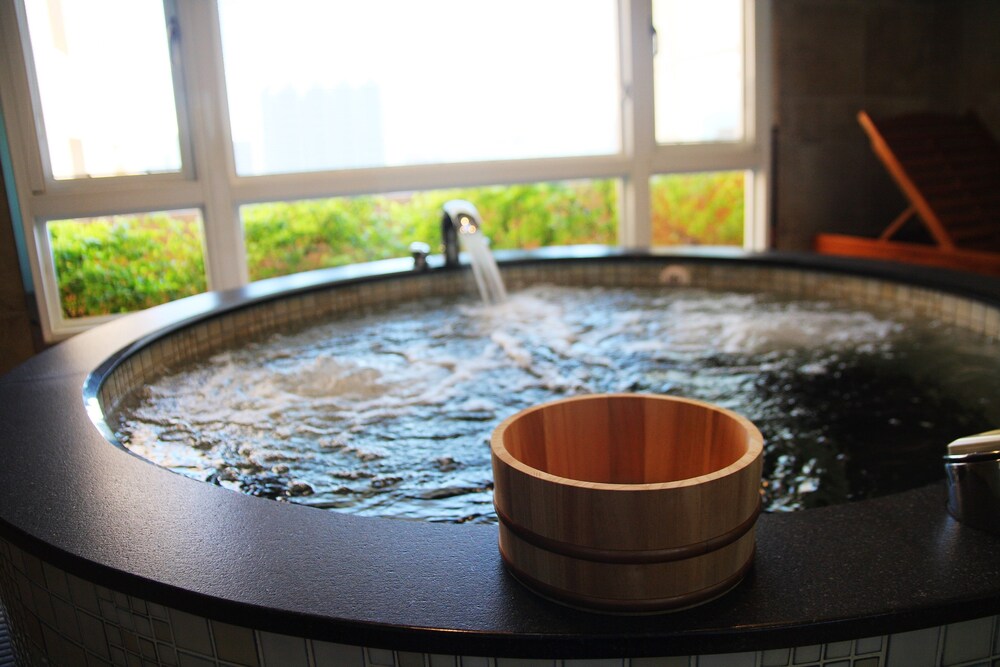 Bañera de hidromasaje en el interior