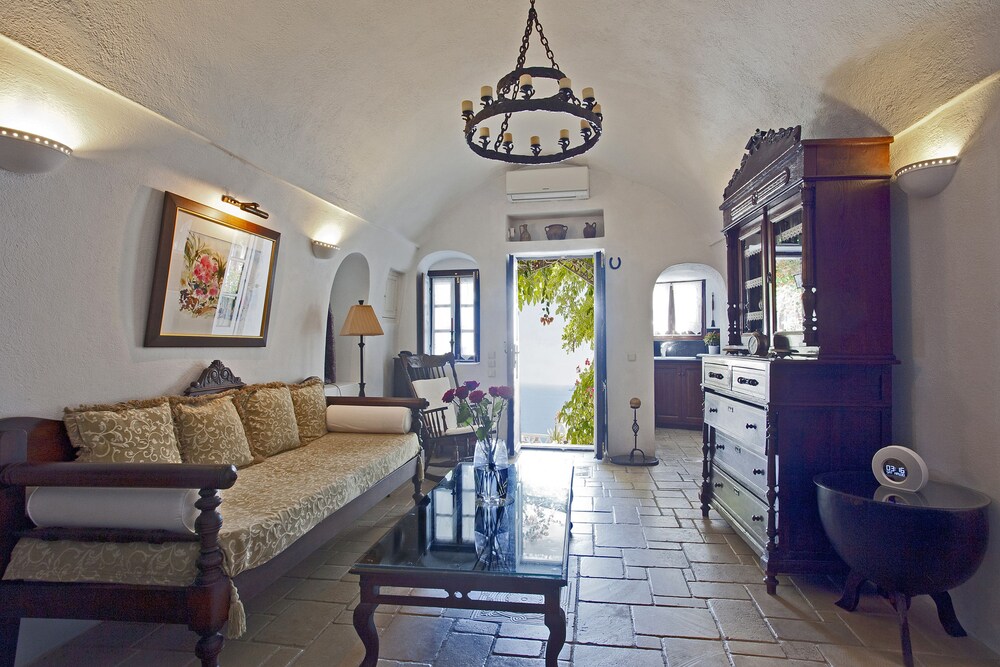 Deluxe Suite, Sea View (Cave - Shared Hot Tub ) - Living Area
