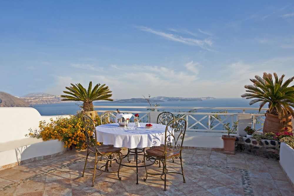 Deluxe Suite ( Private Hot tub) - Room Service - Dining
