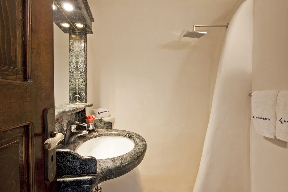 Superior Villa, Sea View (Cave - Shared Hot Tub ) - Bathroom Shower