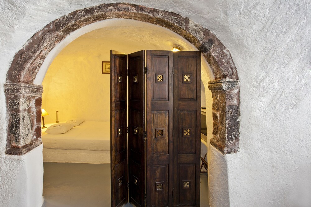 Superior Villa, Sea View (Cave - Shared Hot Tub ) - Guestroom