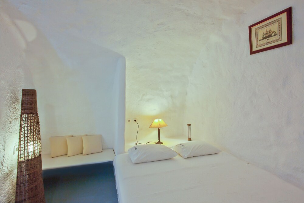 Superior Villa, Sea View (Cave - Shared Hot Tub ) - Guestroom