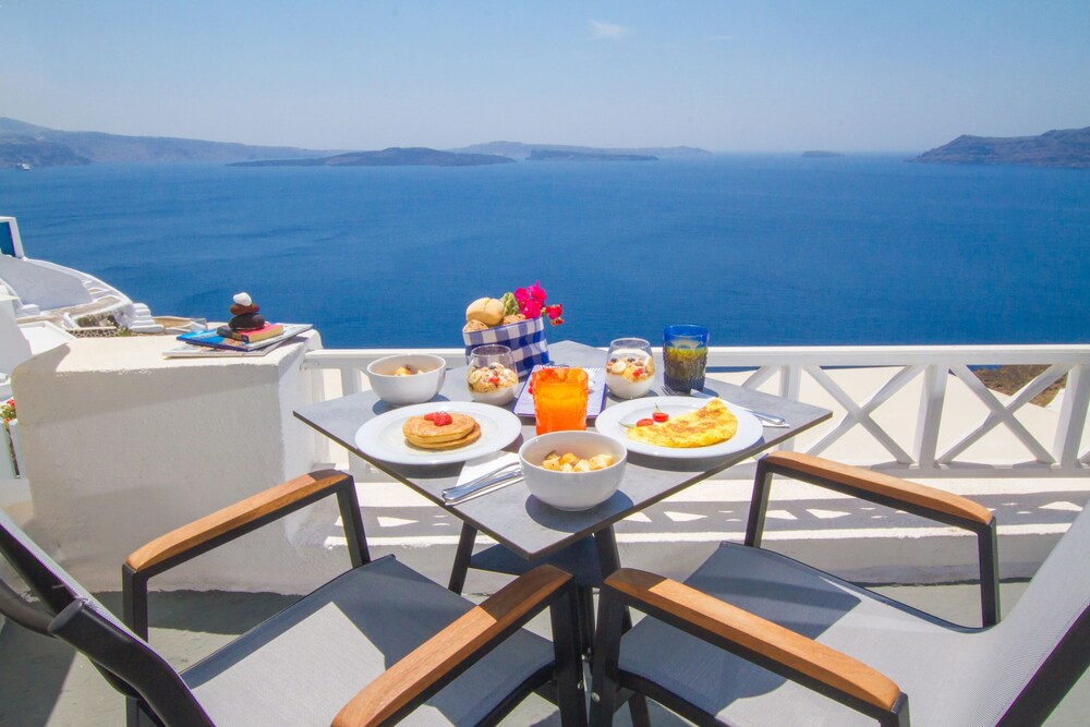 Superior Villa, Sea View (Cave - Shared Hot Tub ) - Room Service - Dining