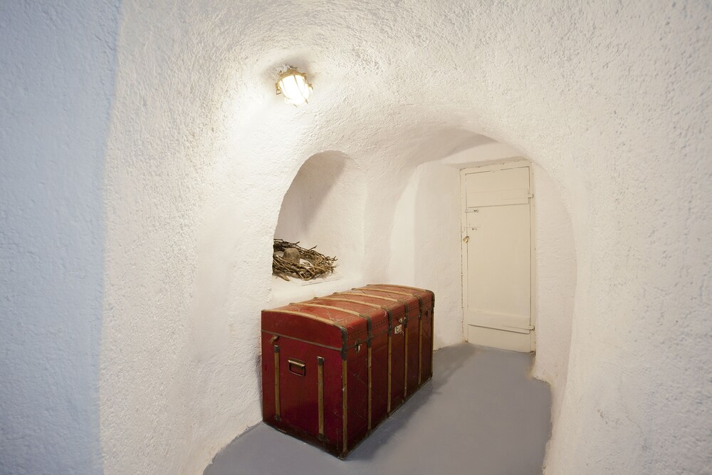 Superior Villa, Sea View (Cave - Shared Hot Tub ) - Interior Detail