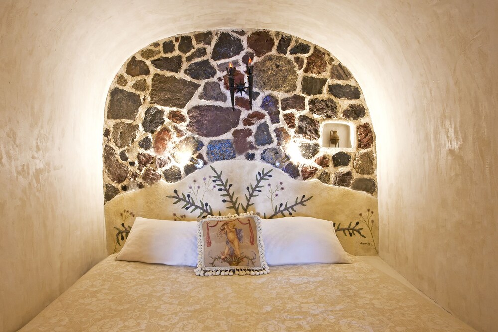 Deluxe Suite, Sea View (Cave - Shared Hot Tub ) - Guestroom