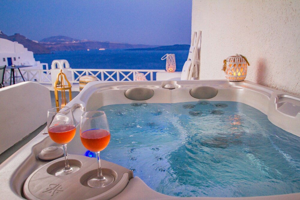 Superior Villa, Sea View (Cave - Shared Hot Tub ) - Outdoor Spa Tub