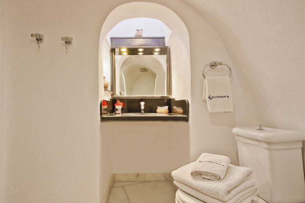 Deluxe Suite, Sea View (Cave - Shared Hot Tub ) - Bathroom