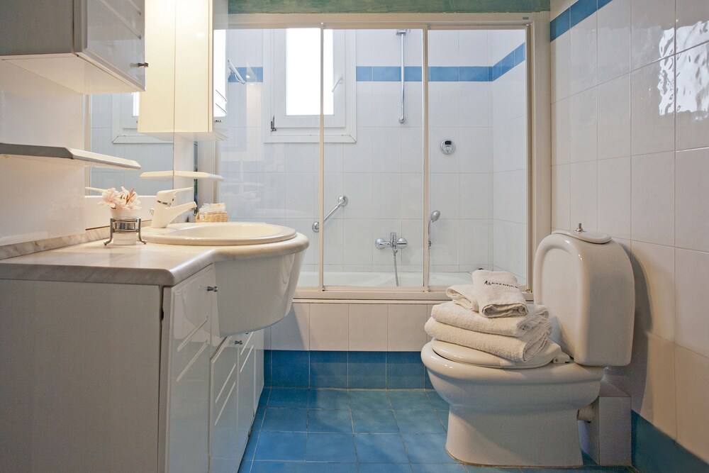 Deluxe Suite ( Private Hot tub) - Bathroom