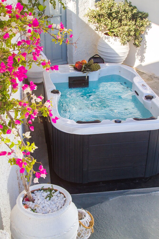 Honeymoon Villa, Sea View (Cave - Private Hot tub) - Jetted Tub