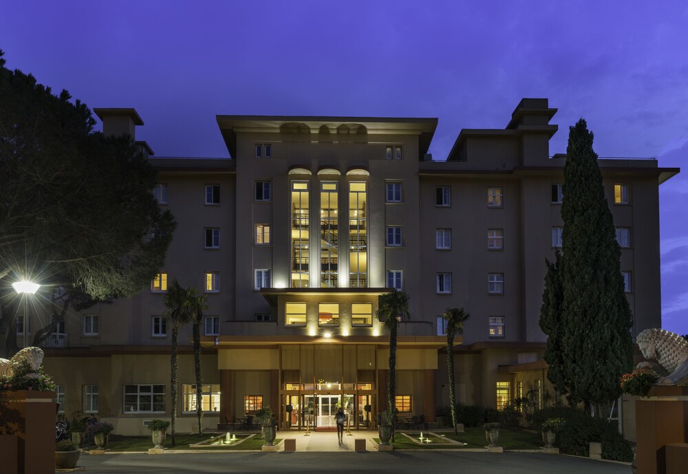 Voorkant hotel - avond/nacht