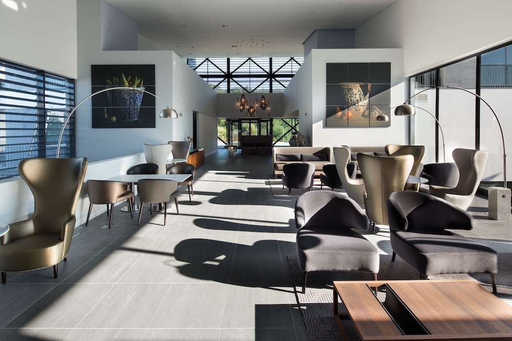 Lobby-lounge