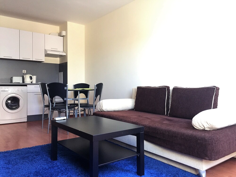 거실 (One Bedroom Apartment (at 45 Pirotska Street))
