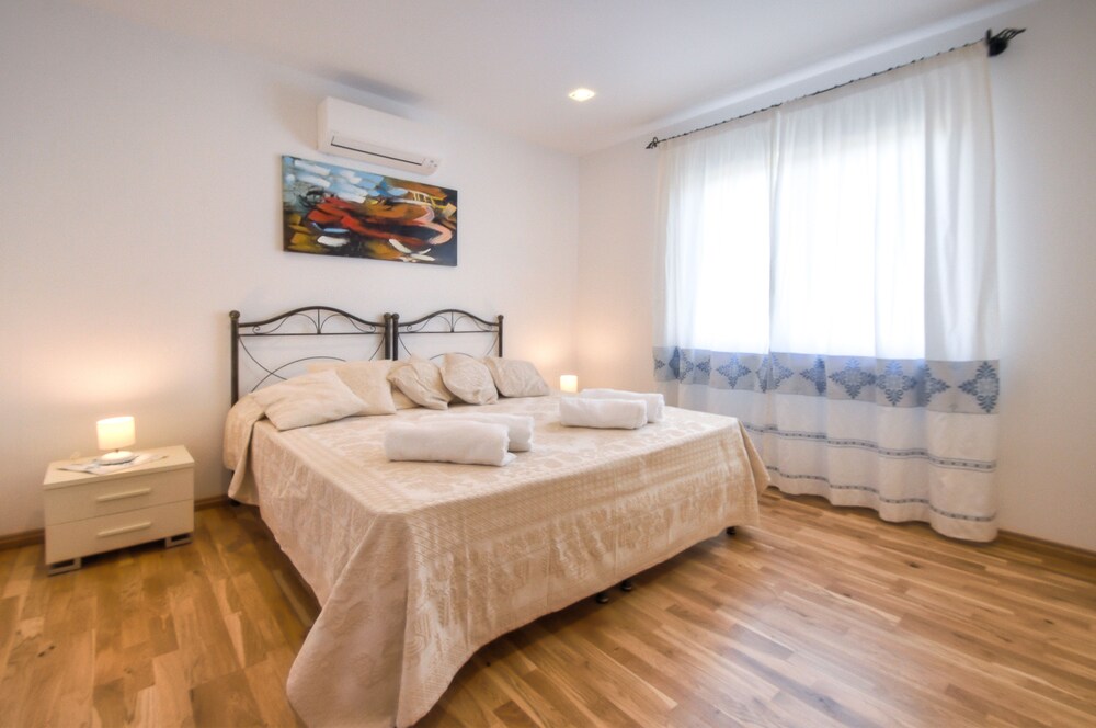 Villa (Santa Barbara) - Guestroom