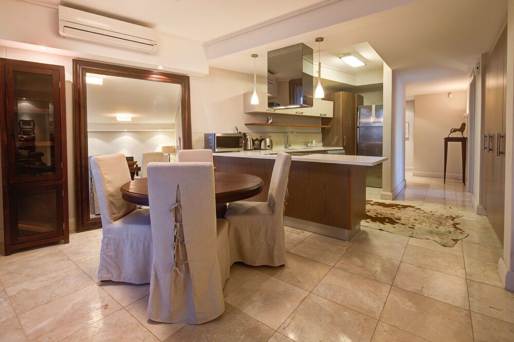 Executive Room, 2 Bedrooms - In-Room Dining