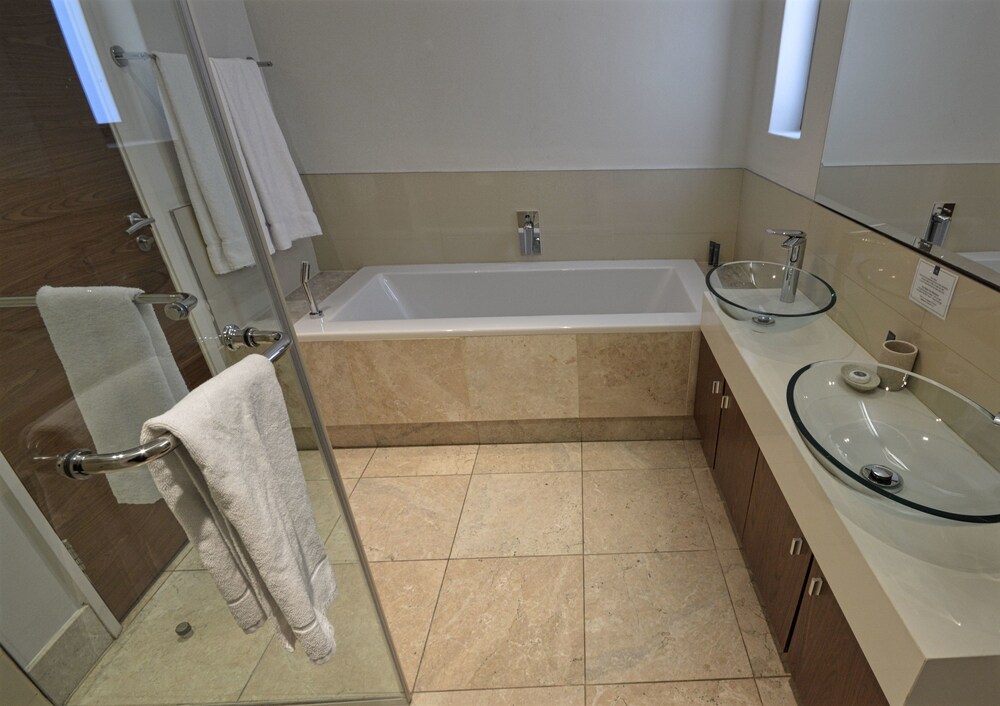 Standard Room, 2 Bedrooms - Bathroom