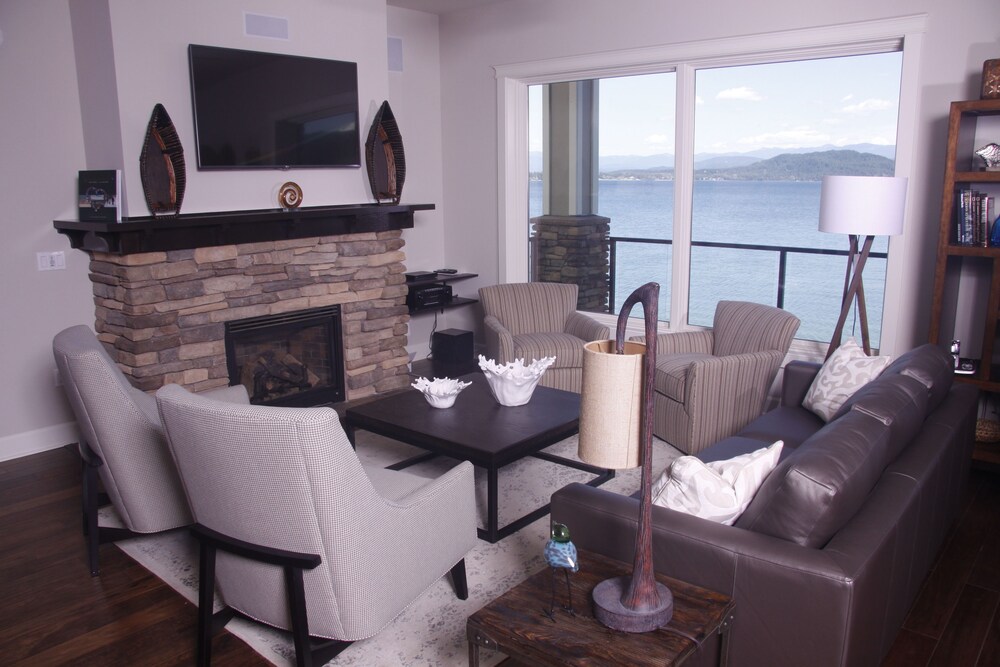 Townhome, 5 Bedrooms - Living Room