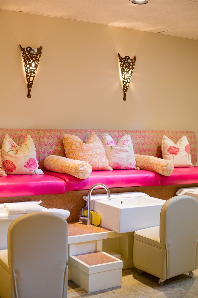 Nail Salon